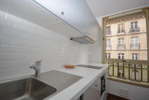 Arc De Triomphe Studio - Location and Accessibility