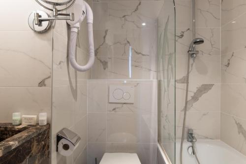 Aston Hotel Paris - Location and Accessibility