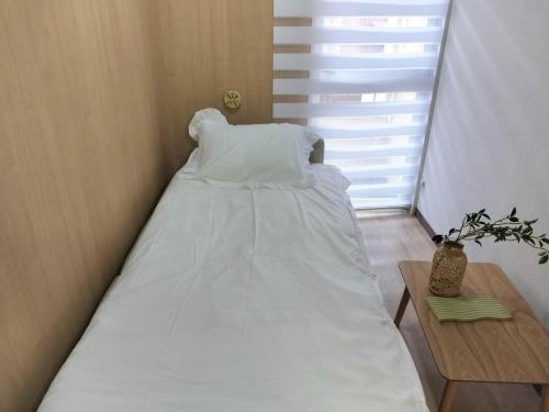 B23 Shinjuku Center, Located in the Central Area, Is a Long-Term Stay Option. It Is a 7-Minute Walk to the Station, With a Maximum Capacity of 5 Guests. the Accommodation Features Amenities Such as a Hot Spring Bath and a Rooftop Garden With a View of the City, Along With Wooden Furnishings and Original Decor - Accommodation Features