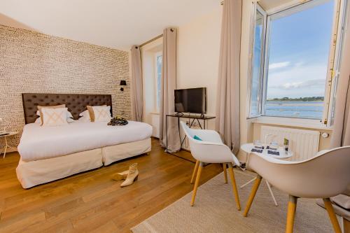 Bay of Angels - Location and Surroundings