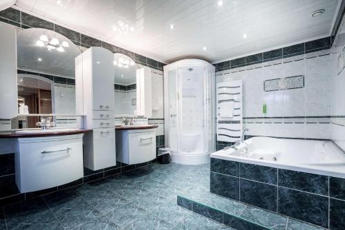 Best Western Ile De France Hotel & Spa - Location and Accessibility