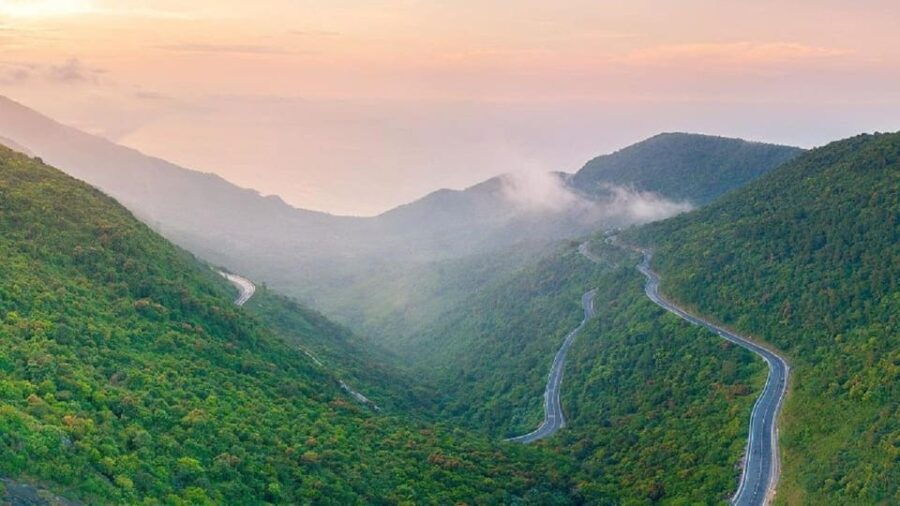 Bus Hue – Hoi an via Hai Van Pass, Lang Co, Marble Mountain