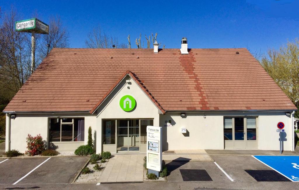Campanile Plaisir - Hotel Location and Accessibility