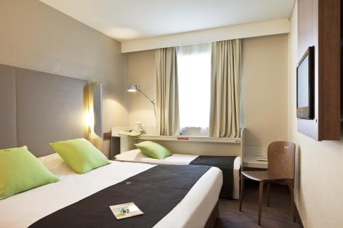 Campanile Versailles Buc - Hotel Location and Accessibility