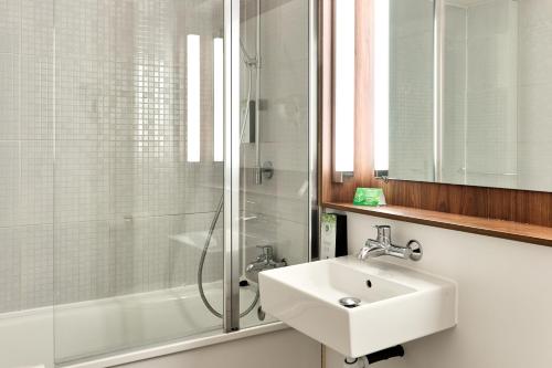 Campanile Villennes-Sur-Seine - Poissy - Hotel Renovated in - Hotel Overview