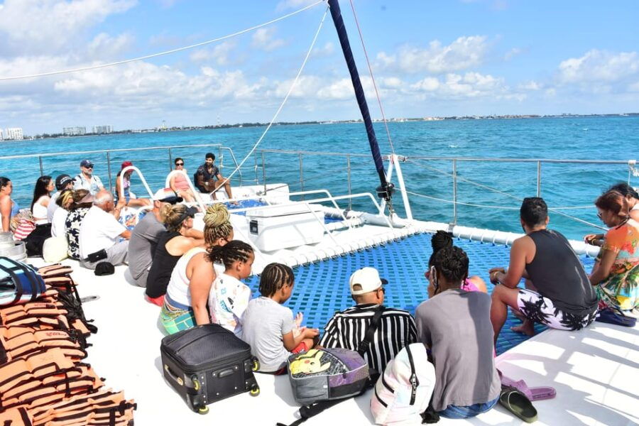 Cancun: Sailing Catamaran With Open Bar to Isla Mujeres