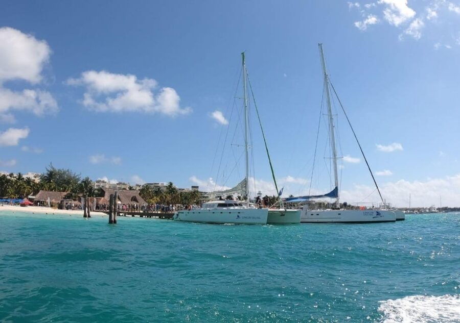 Cancun: Tour to Isla Mujeres in Catamaran With Snorkel