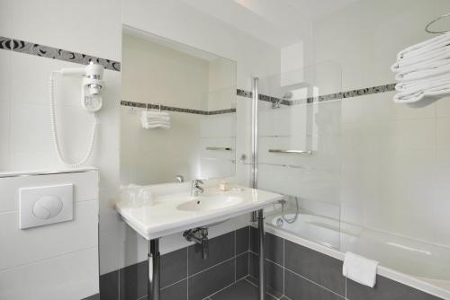 Carladez Cambronne - Location and Accessibility