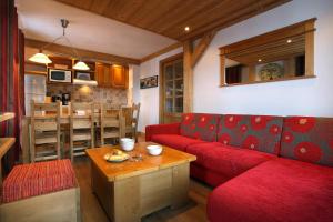 Chalet Des Neiges: the Peak of Arcs - Location and Accessibility