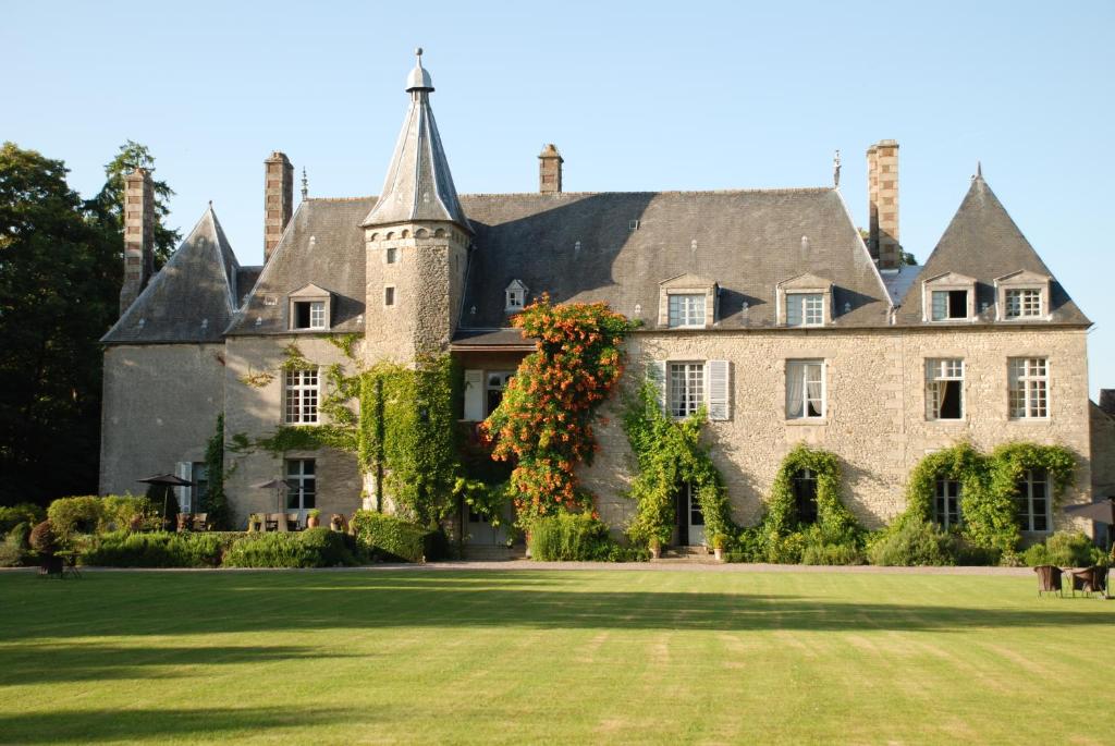 Château De Saint Paterne - Hotel Location and History