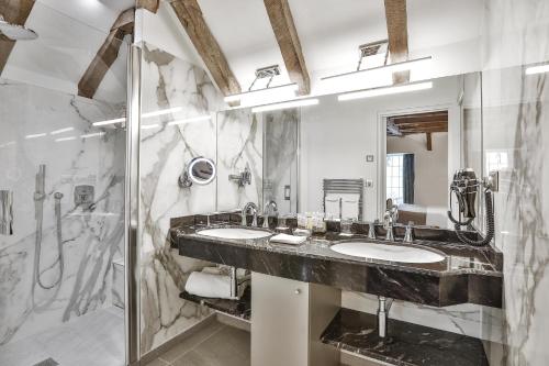 Château Des Vigiers - Hotel Overview and Location