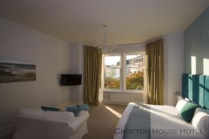Crofton House Hotel - Location and Surroundings