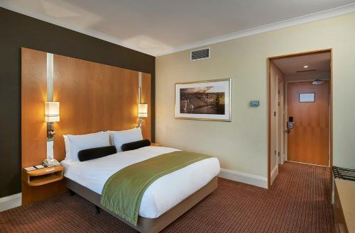 Crowne Plaza London Ealing, an IHG Hotel - Hotel Overview and Location