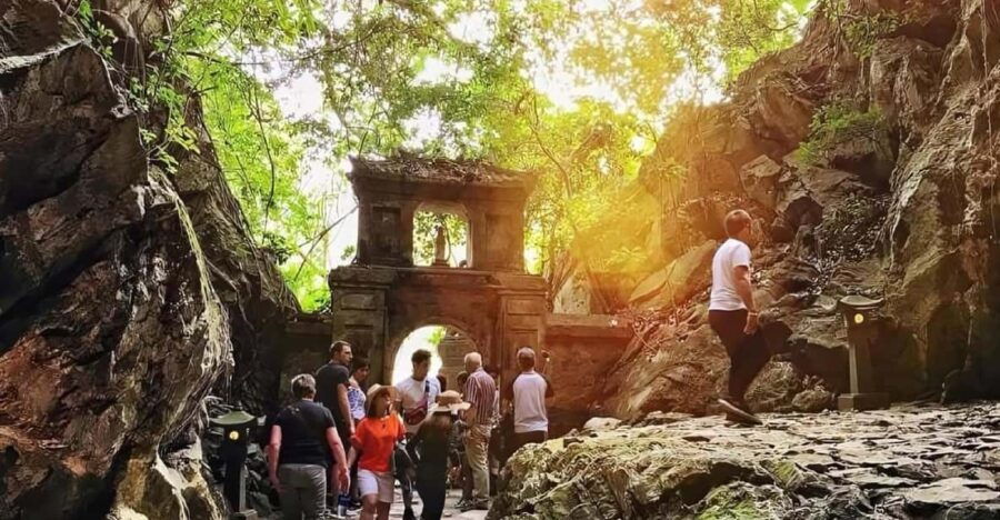 Da Nang: Am Phu Cave, Lady Buddha and Marble Mountains Tour