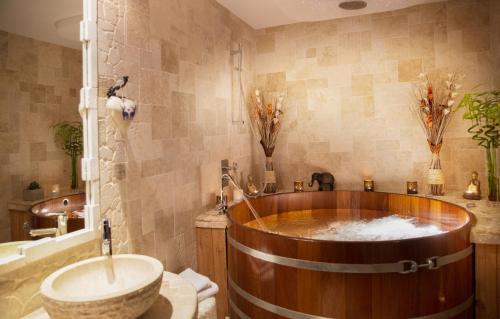 Domaine Du Haut Jardin Hotel & Private Spa Chalets - Overview of Domaine Du Haut Jardin