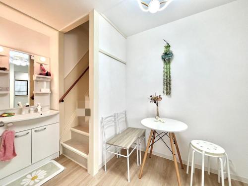 East Island Station Arrives in 6 Minutes - Guest Ratings and Feedback