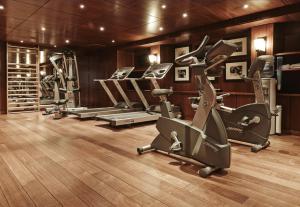 Eiffel Tower Plaza - Room Options and Features