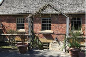 Eight Bells Inn - Overview and Location