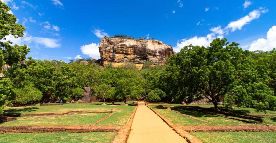 From Colombo: 4-Day Cultural Triangle and Hill Country Tour