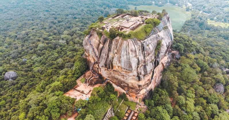 From Colombo: Overnight Tour to Kandy & Transfer to Sigiriya