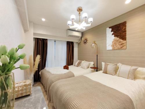 G53 New Inn Central Shinjuku - 5 Mins to Station, Max 4 People. Direct Access to Shin-Okubo, With a Bathtub and a View of the Sky. Equipped With a Wooden Bed and a Silver Chair - Good To Know