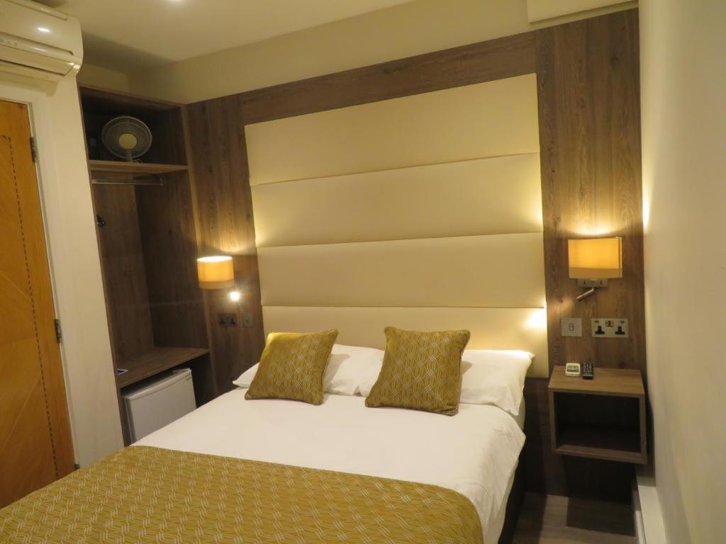 Glendale Hyde Park Hotel - Hotel Overview and Location