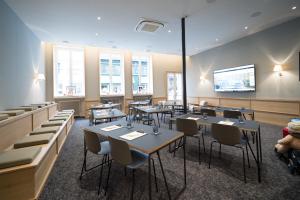 Globe and Cecil - Overview of Globe Et Cecil