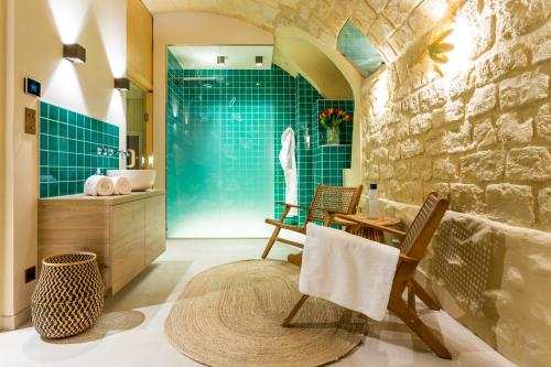 Good Evening, Madam - Overview of Bonsoir Madame