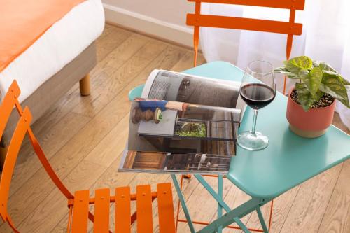 Grand Hotel Du Calvados - Opera - Location and Accessibility