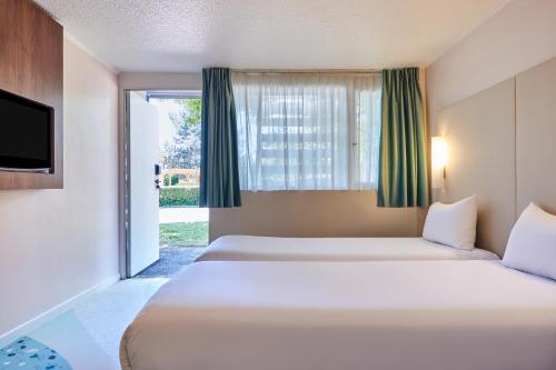 Greet Hotel Versailles - Voisins Le Bretonneux - Hotel Overview and Location