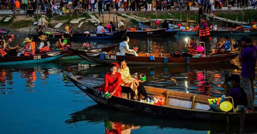 Hoi An: Boat Ride on Hoai River & Release the Flower Lantern