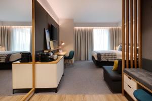 Holiday Inn London Heathrow - Bath Road, an IHG Hotel - Hotel Location and Accessibility