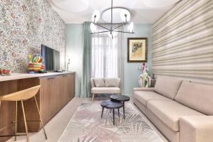 Hotel 33 Marbeuf - Location and Accessibility