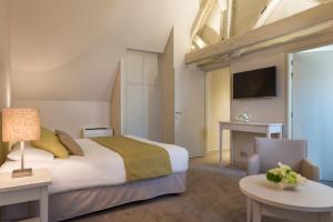 Hotel Aux Vieux Remparts, The Originals Relais - Hotel Overview