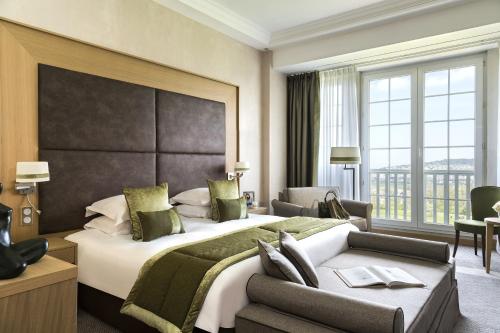 Hotel Barrière The Golf Hotel - Location and Accessibility