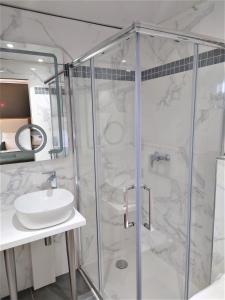 Hotel Cactus - Location and Accessibility