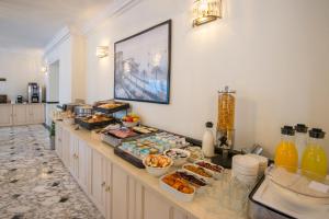 Hotel Carlton - Room Amenities and Features