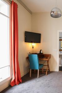 Hotel Des Batignolles - Location and Accessibility