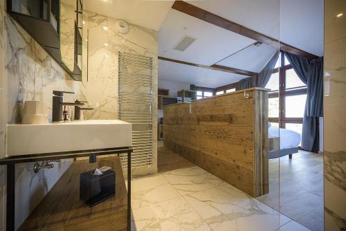 Hotel La Garenne - Location and Accessibility