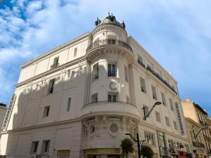 Hotel Le Canberra - Location and Surroundings