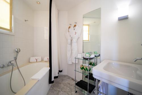 Hotel Le Y - Location and Attractions