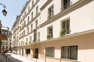 Hotel of the Golden Lion Louvre - Overview of Hotel Du Lion Dor