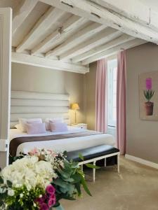 Hotel Saint-Laurent, The Originals Relais - Location and Accessibility