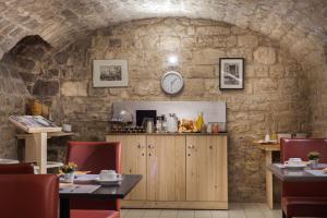 Hotel The Compostella - Room Features and Amenities