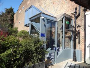 Hotel Unique - Hotel Overview and Location