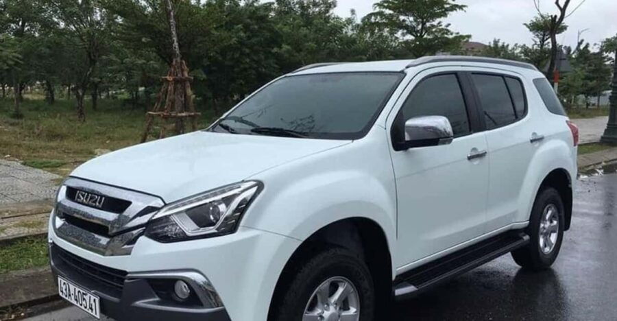 Hue: Phu Bai Airport to City Center by Private Car Transfer