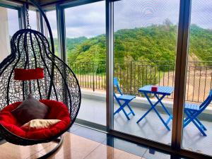 Hundred Days Hotel - Location and Accolades