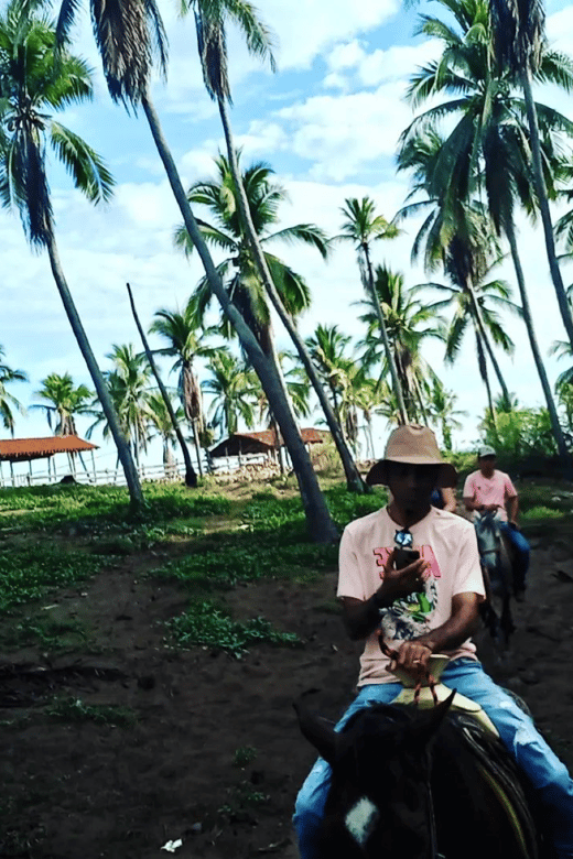 Ixtapa: Horseback Riding Tour Along Playa Larga