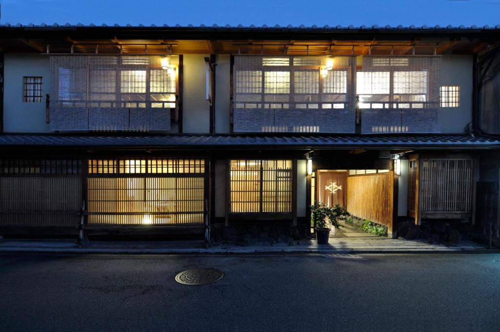 IZUYASU Traditional Kyoto Inn Serving Kyoto Cuisine - Location and Accessibility