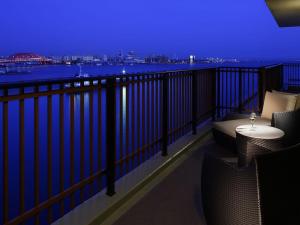 Kobe Minato Onsen Ren - Prime Location and Accessibility